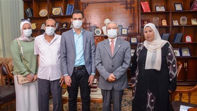 رئيس جامعة طنطا يكرم الحاصل على براءة اختراع في مجال علاج السرطان