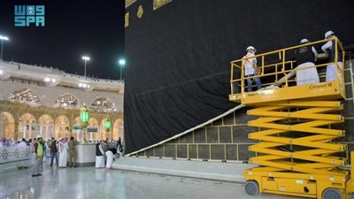 ما حكم التعلق بأستار الكعبة والالتصاق بها؟.. الإفتاء تجيب 