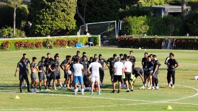 حافلة الزمالك تصل استاد الإسكندرية لمواجهة الاتحاد 