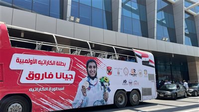  الأتوبيس المكشوف يجوب شوارع القاهرة بـ جيانا فاروق | فيديو 