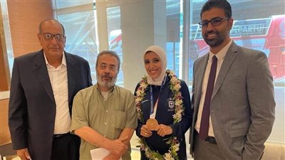 مهند مجدي وعبد القادر يستقبلان جيانا فاروق بالمطار 