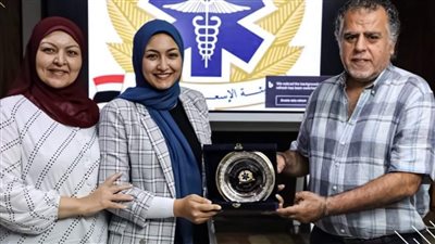 رئيس الإسعاف يكرم طالبة صيدلة أنقذت حياة شاب تعرض لحادث