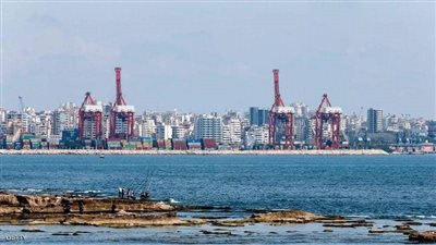 إخماد حريق بسفينة تجارية في مرفأ اللاذقية بسوريا