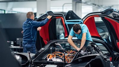  25 مهندسا مصريا للتكنولوجيا يطورون تقنيات أسرع سيارة كهربائية بالعالم