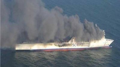 شاهد.. لحظة اشتعال حريق بسفينة بالقرب من مرفأ اللاذقية