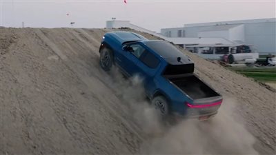 ريفيان تنظم تجربة قيادة لسيارتها البيك أب R1T الكهربائية بالكامل | فيديو