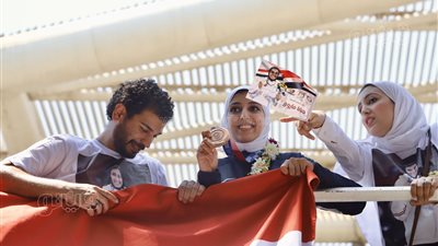 بالأحضان والورود.. عريس جيانا فاروق يستقبلها أمام مطار القاهرة | فيديو وصور 