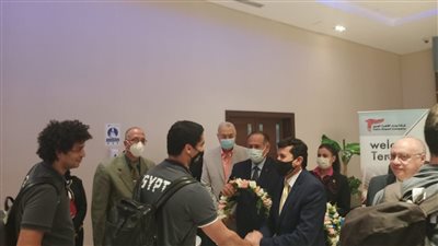 وزير الرياضة يستقبل بعثة منتخب اليد بالورود في مطار القاهرة