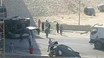 زحام مروري نتيجة تصادم 3 سيارات بالطريق الأوسطي في 15 مايو l صور