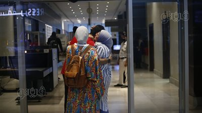 عائلة المدرب الفني لمنتخب اليد تستقبله بالأحضان في مطار القاهرة| صور 