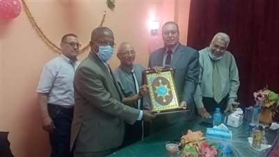 جامعة الوادي الجديد تكرم مدير عام المدن  لبلوغه سن المعاش