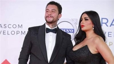 أحمد الفيشاوي يستمتع بالبحر برفقة زوجته|صور