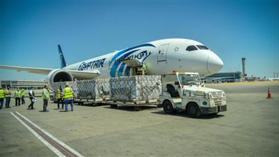 بث مباشر.. مطار القاهرة يستقبل ٥٢٥ ألف جرعة من لقاح أسترازينيكا 