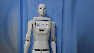 كلامه بالعامية وبيفرق بين الوجوه.. الفيديو الأول للممرضة الآلية 