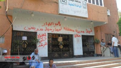 بالصور.. المتظاهرون يغلقون مجلس مدينة طهطا بالجنازير