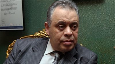 أشرف زكى يسافر إلى السعودية لأداء مناسك العمرة