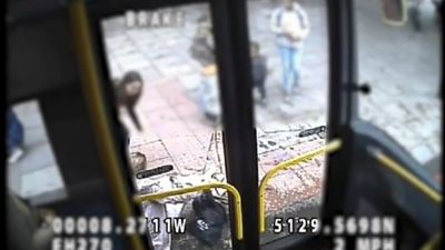 لقطات مروعة لأم مع طفلين تدفع امرأة أخرى أمام حافلة (فيديو)