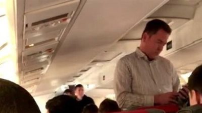 حادث طريف لطيار يهبط بطائرته في دولة أخرى بالخطأ (فيديو)