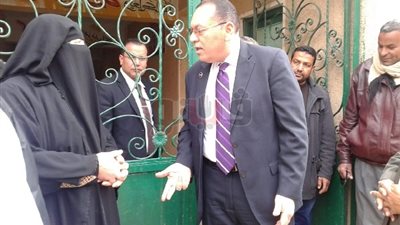 إقالة رئيس وحدة محلية وإحالة مدير مدرسة للتحقيق بالشرقية (صور)