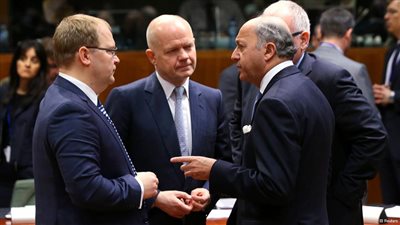 الغرب يفرض عقوبات على مسئولين روس وأوكرانيين