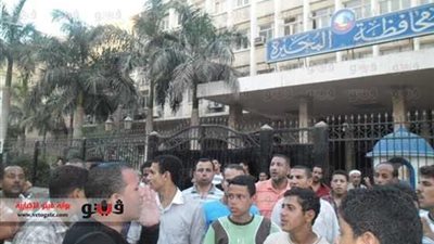 محافظ البحيرة يهرب بسيارته خوفا من مواجهة المعتصمين