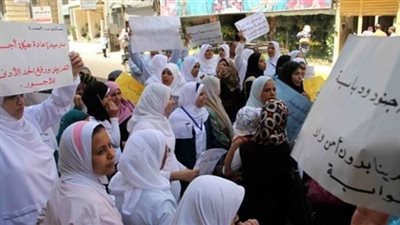 العاملون المؤقتون بمستشفى الأقصر الدولي يحتجون على إنهاء تعاقداتهم