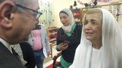أسامة كمال والأم تريزا يزوران مدرسة بالخصوص (صور)