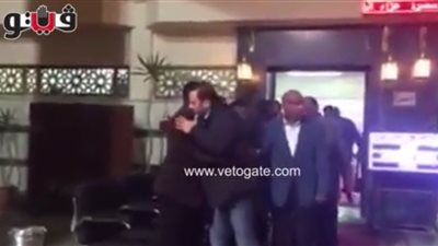 بالفيديو.. «شيتوس» وشهاب الدين أحمد يصلان عزاء والد عبد الستار صبري
