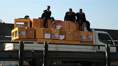 عمال الأهلي يجهزون صناديق الانتخابات الخشبية