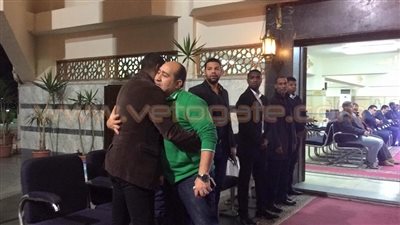 بالفيديو والصور.. ربيع ياسين ومهيب عبد الهادي يصلان عزاء والد عبد الستار صبري