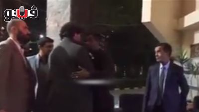 بالفيديو.. «ميدو» وعبد الظاهر السقا يصلان عزاء والد عبد الستار صبري