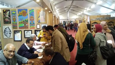 زوار معرض الكتاب بالإسكندرية: ارتفاع الأسعار أزمة كل عام (فيديو وصور)