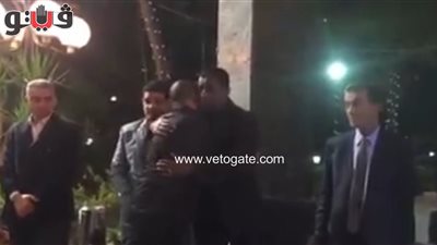 بالفيديو والصور.. طارق مصطفى ومحمد فضل يصلان عزاء والد عبد الستار صبري