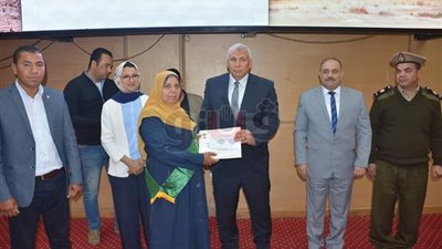 محافظ الوادي الجديد يكرم الأمهات المثاليات (صور)