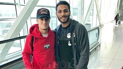 حارس الزمالك يلتقط صورة مع نجم برشلونة