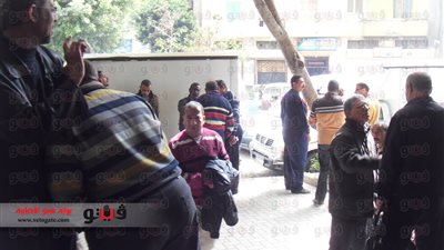 بالصور.. تظاهر عمال البريد أمام مقر الهيئة بالإسكندرية