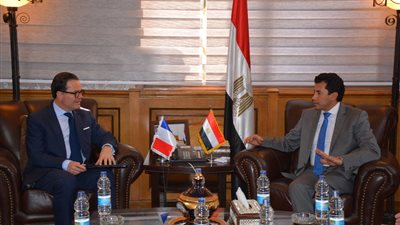 أشرف صبحي يبحث مع الشركات الفرنسية تطوير المنشآت الرياضية