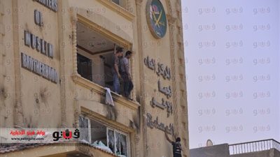 منظمة حقوقية تستنكر حرق مقار الإخوان