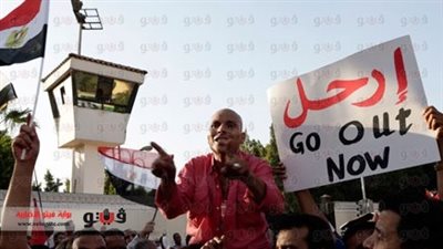 كاتب إسرائيلي: لن تسقط جماعة الإخوان بتنحي مرسي