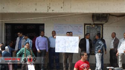 بالفيديو والصور.. موظفو 