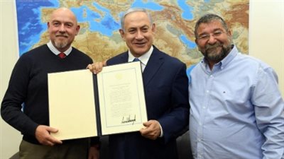 نتنياهو مع رئيس مستوطنة بالجولان المحتل متباهيا: «انتظرنا الاعتراف 50 عاما»