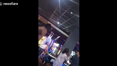 رد فعل طريف لفتاة طلب صديقها يدها للزواج (فيديو)