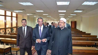 سر «مسبحة» وزير الاتصالات في لقاء مختار جمعة (صور)