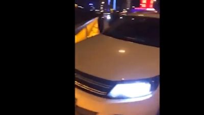 إنقاذ امرأة قفزت من فوق جسر (فيديو)