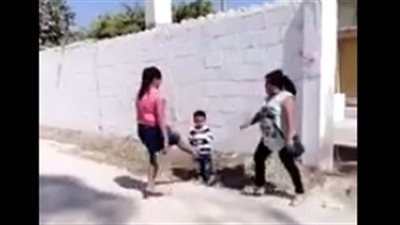امرأة تعتدي على أخرى وطفلها بالضرب (فيديو)