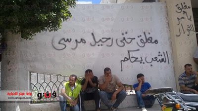 تجمع العشرات أمام ديوان عام محافظة دمياط.. ولجان شعبية لتفتيش المارة