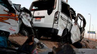 مصرع وإصابة ١١ شخصا بحادث تصادم سيارتين في العريش