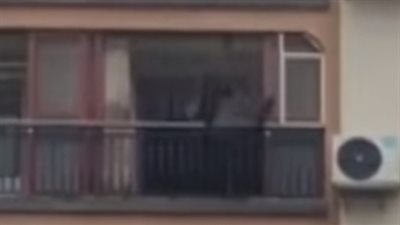 خناقة زوجية تنتهي برمي باب زجاجي وتليفزيون من الطابق الـ23 (فيديو)