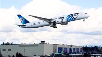 «طائرة الأحلام» تصل مطار القاهرة للانضمام إلى أسطول «مصر للطيران»