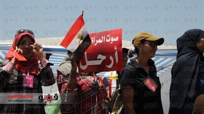المتظاهرون يهتفون بسقوط النظام في محطة مترو الجيزة